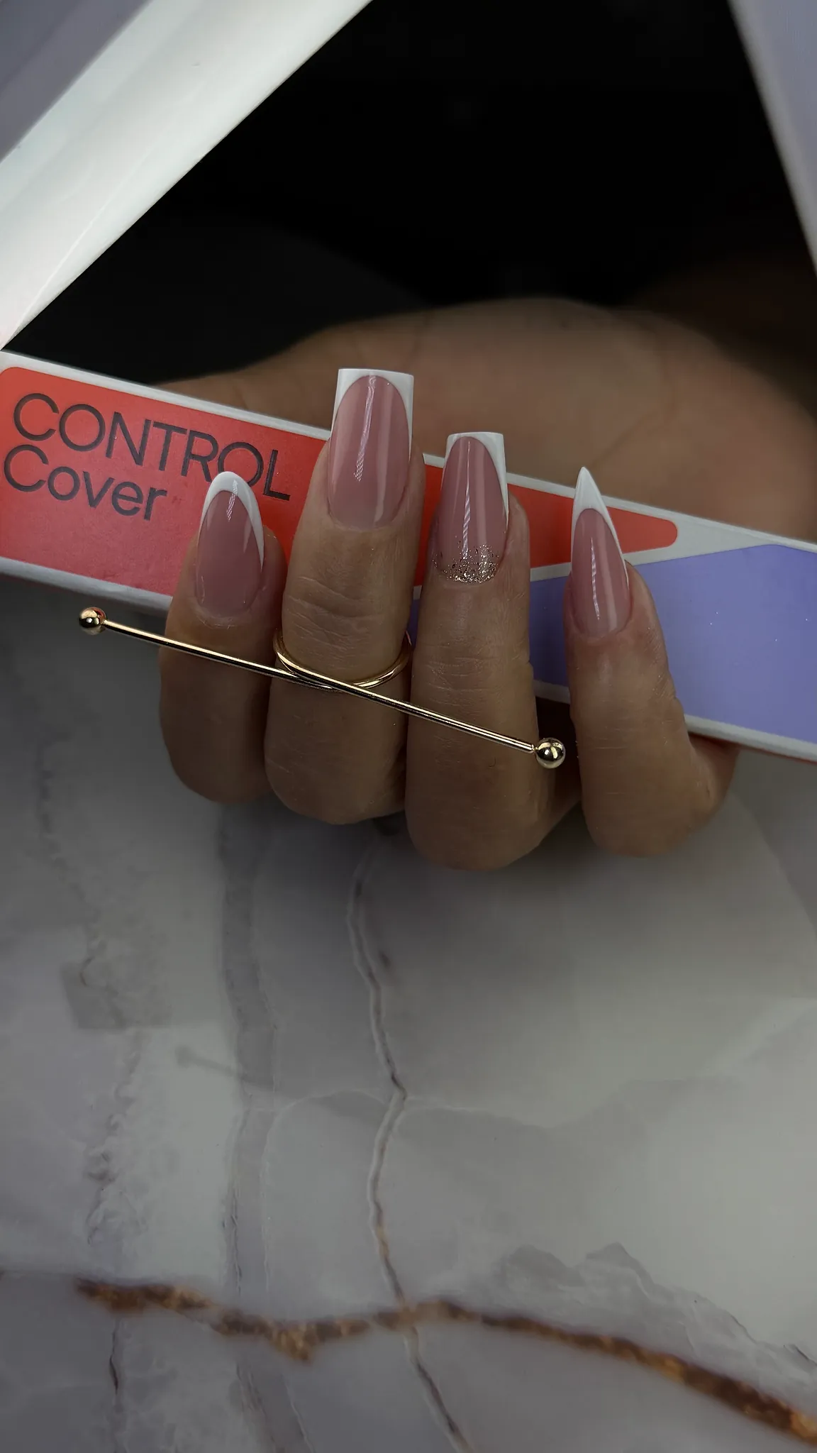 Unhas em gel com formatos variados feitas com Control Cover